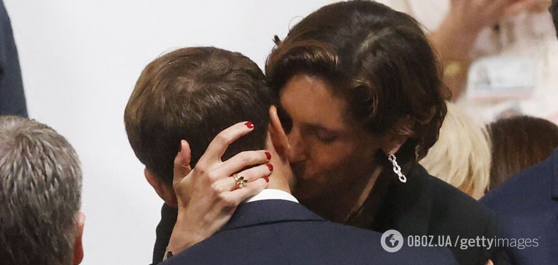 Фото поцелуя президента Франции Эммануэля Макрона и министра спорта стало вирусным: жена стояла рядом