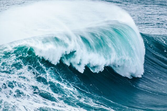 Гигантская волна-убийца смыла туристов и шезлонги на пляже в Бразилии. Видео