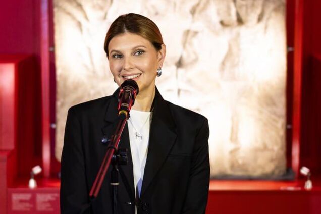 Зеленская вышла в свет с новой прической и показала, как в жару элегантно собрать короткие волосы