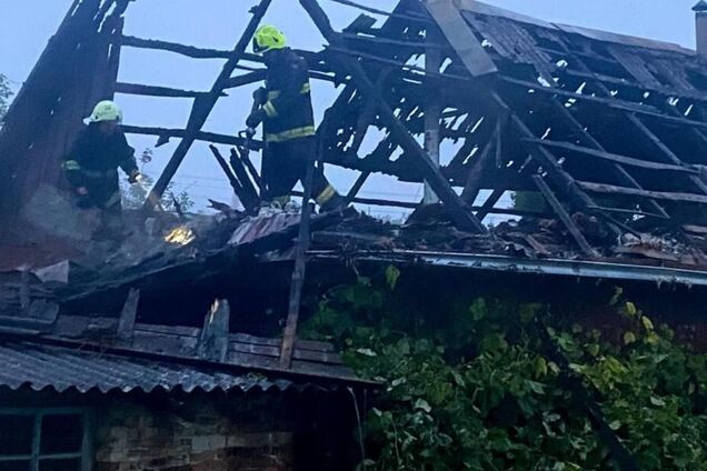 На Житомирщине в результате падения обломков 'Шахеда' вспыхнул пожар в доме: пострадала женщина. Фото