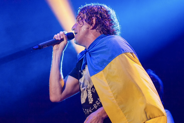 Слухають російський шансон, зате тримають синьо-жовті банти. У мережі пригадали знакове відео з Кузьмою Скрябіним