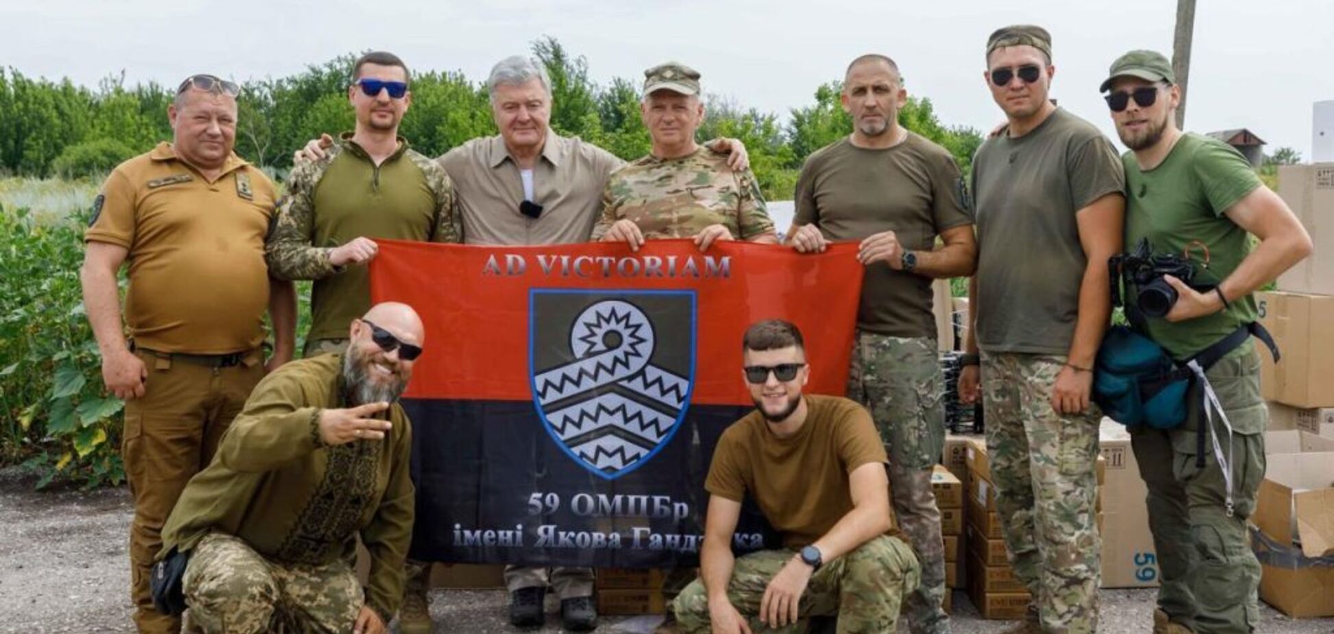 Порошенко привез защитникам на Донецкое направление свежие 'мясорубки' – сотни дронов, которых всегда не хватает на фронте