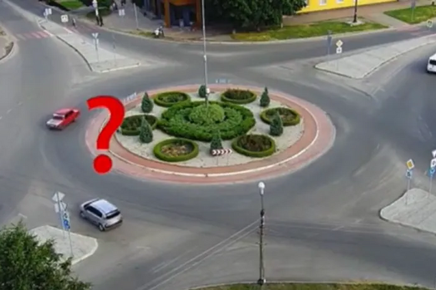 Нарушил ли водитель правила, выполнив разворот на круге: задание по ПДД с видео