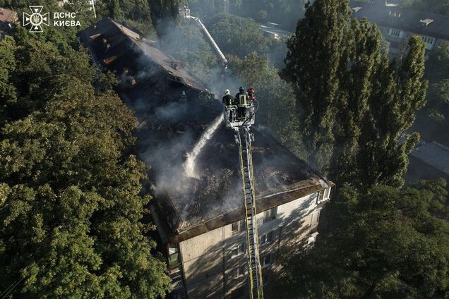 У Києві спалахнула потужна пожежа у багатоповерхівці. Відео