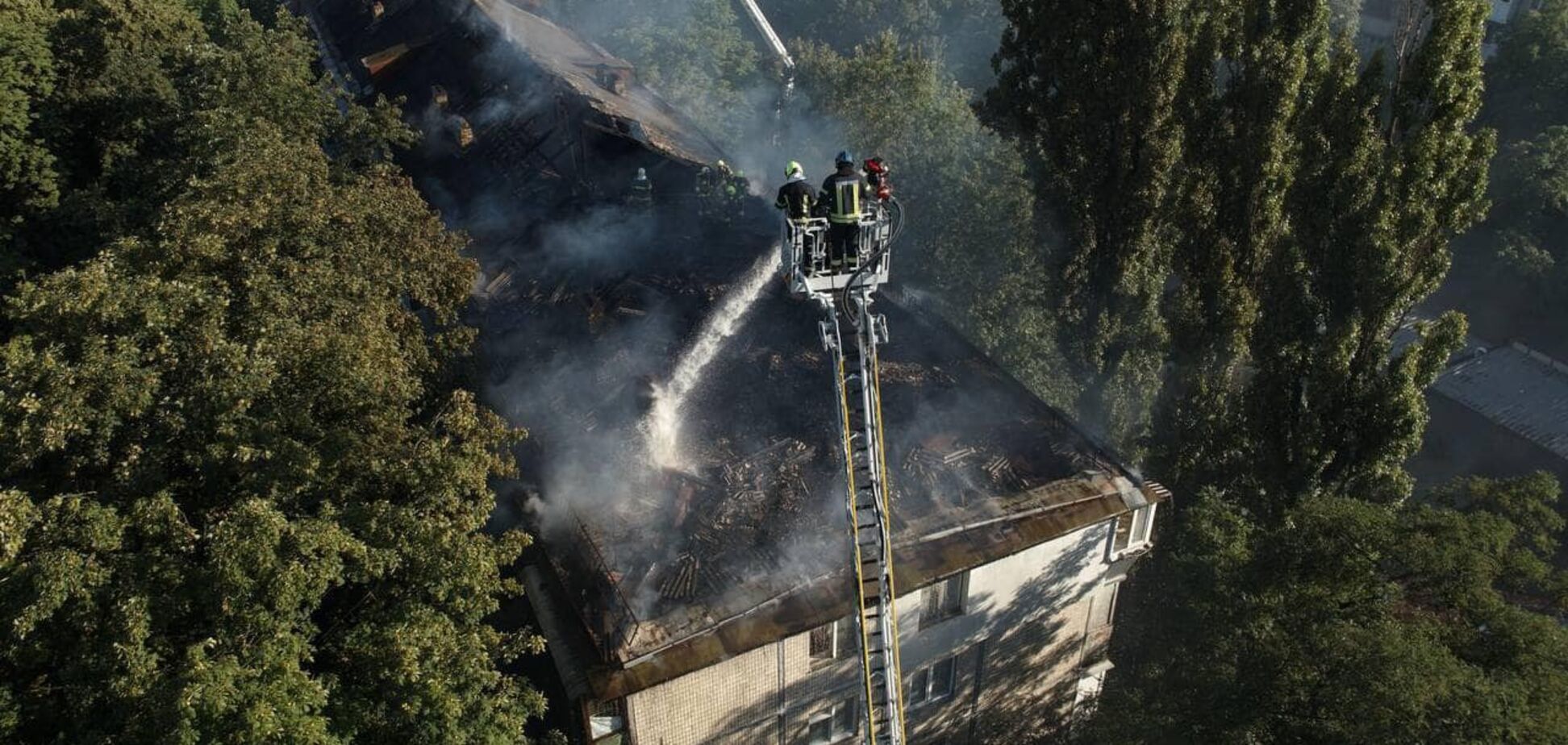 В Киеве загорелся мощный пожар в многоэтажке. Видео