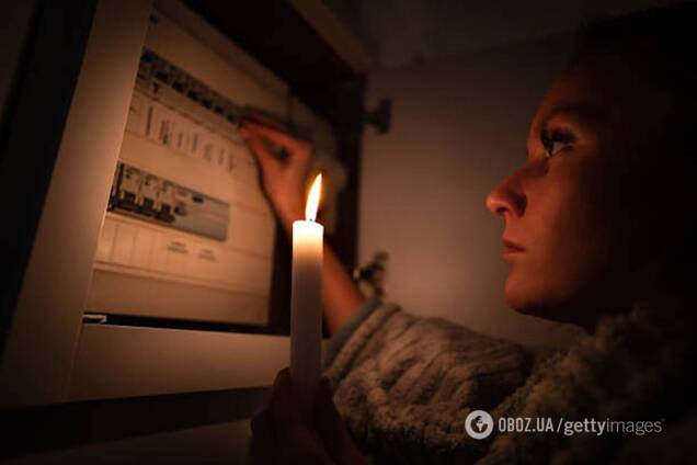 Жінка перевіряє електрощиток. Ілюстрація до відключень світла