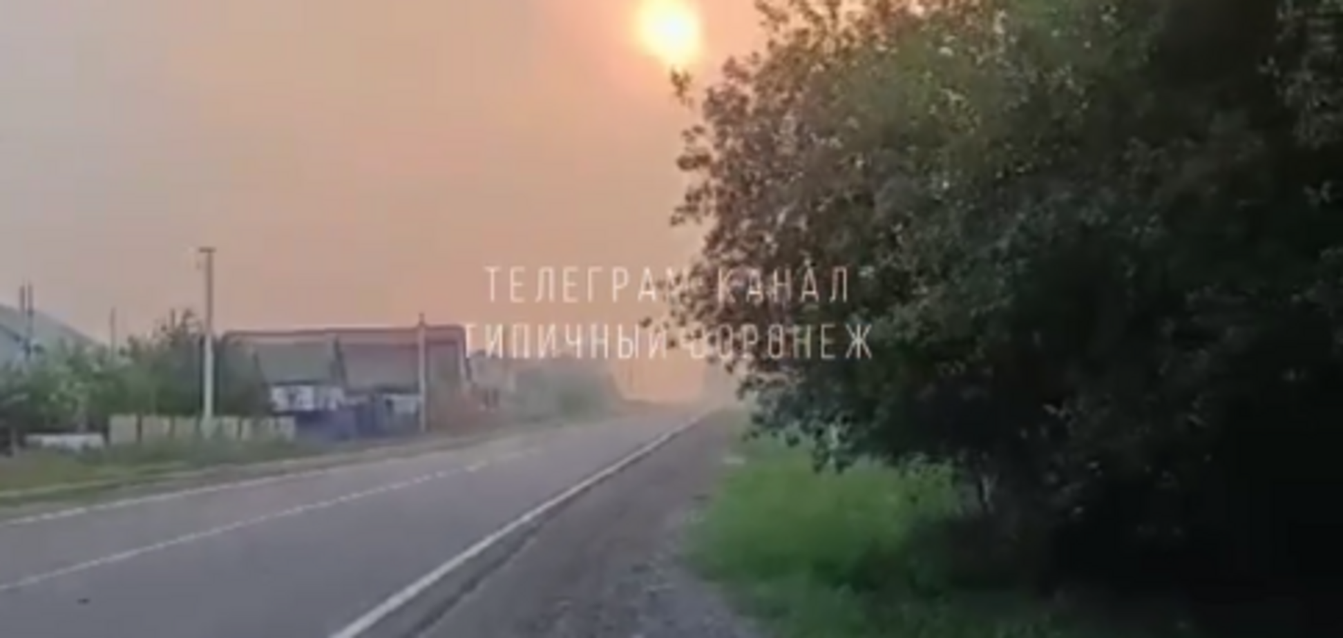 Небо затянуло дымом: появилось видео с последствиями взрывов на складе боеприпасов в Воронежской области