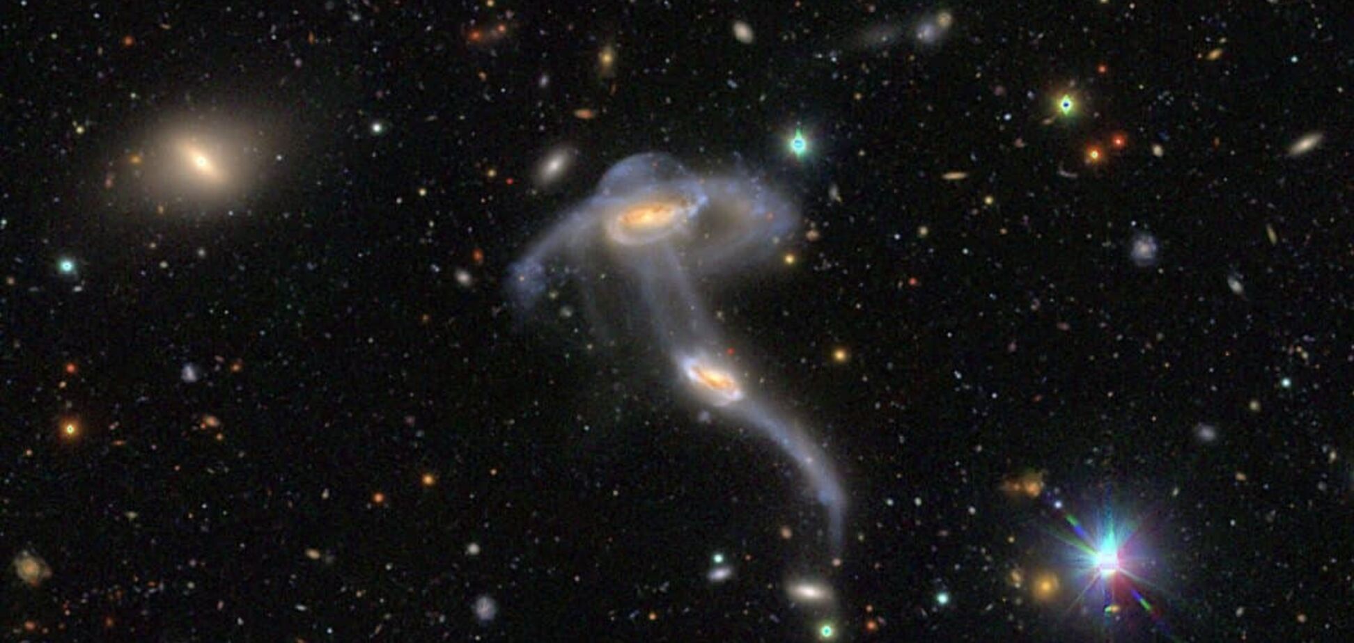 Телескоп 'Субару' зафиксировал взаимодействие галактик, напоминающих медузу. Фото