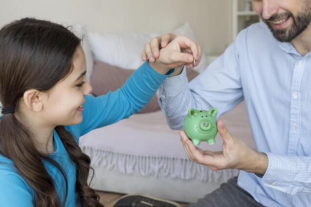 Як виховати фінансову грамотність у дітей: 6 порад від заможних батьків
