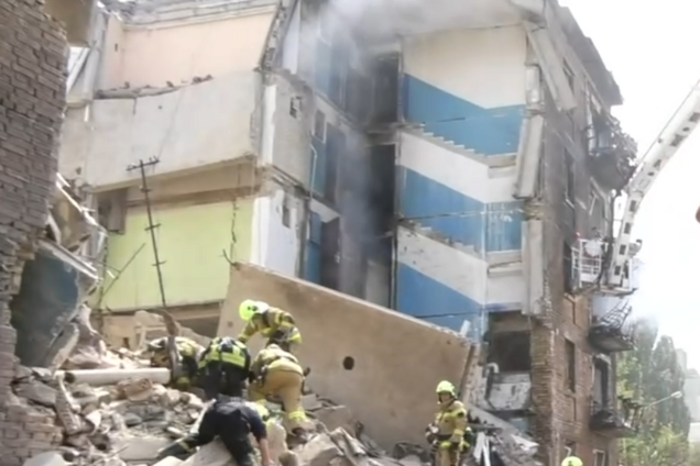Розбір завалів триває: у Києві ударом РФ знищено підʼїзд багатоповерхівки. Фото і відео