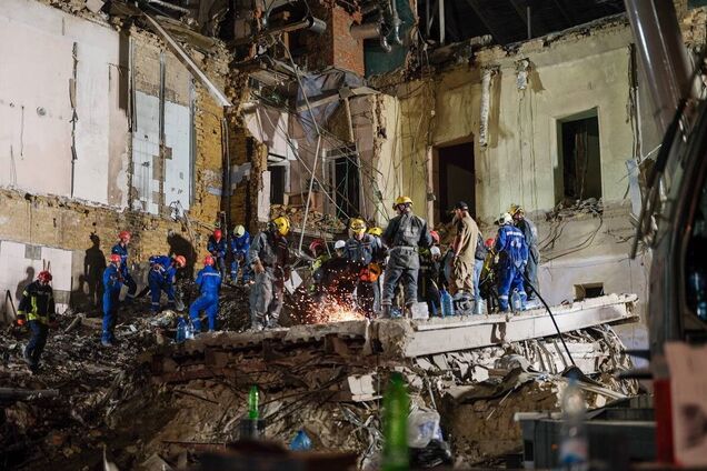 Під завалами знайшли тіла дітей та жінок: у Києві зросла кількість жертв російського удару. Фото і відео