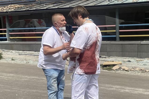 Творить дива в 'Охматдит': хто цей лікар, в залитому кров’ю білому костюмі, що розбирав завали після ракетного удару?