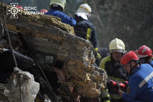 ДТЕК встановив тимчасові підстанції, щоб заживити 'Охматдит' після обстрілу РФ