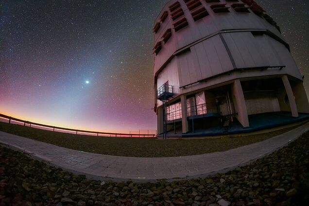 Зодіакальне світло: над обсерваторією в Чилі зняли вражаюче сяйво міжпланетного пилу. Фото
