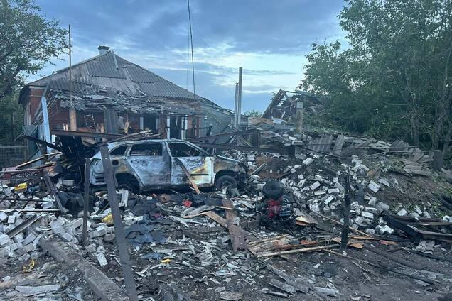 В Харьковской области армия Путина попала в частный дом: под завалами оказалась семья, есть погибшие