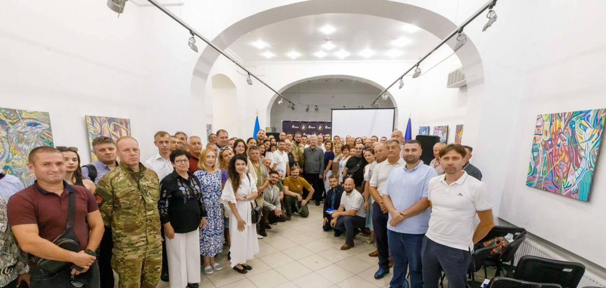 Мы помогли более 200 воинским частям: Порошенко в Черновцах рассказал о нуждах армии