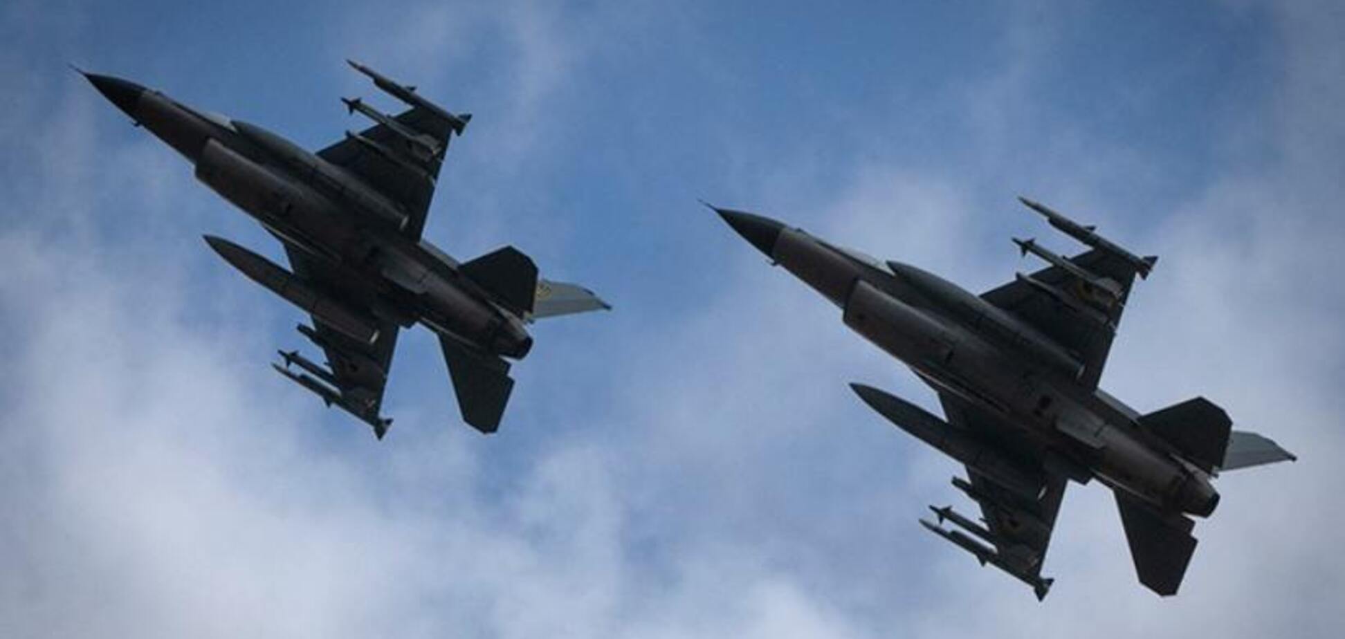 Літаки F-16 в українському небі