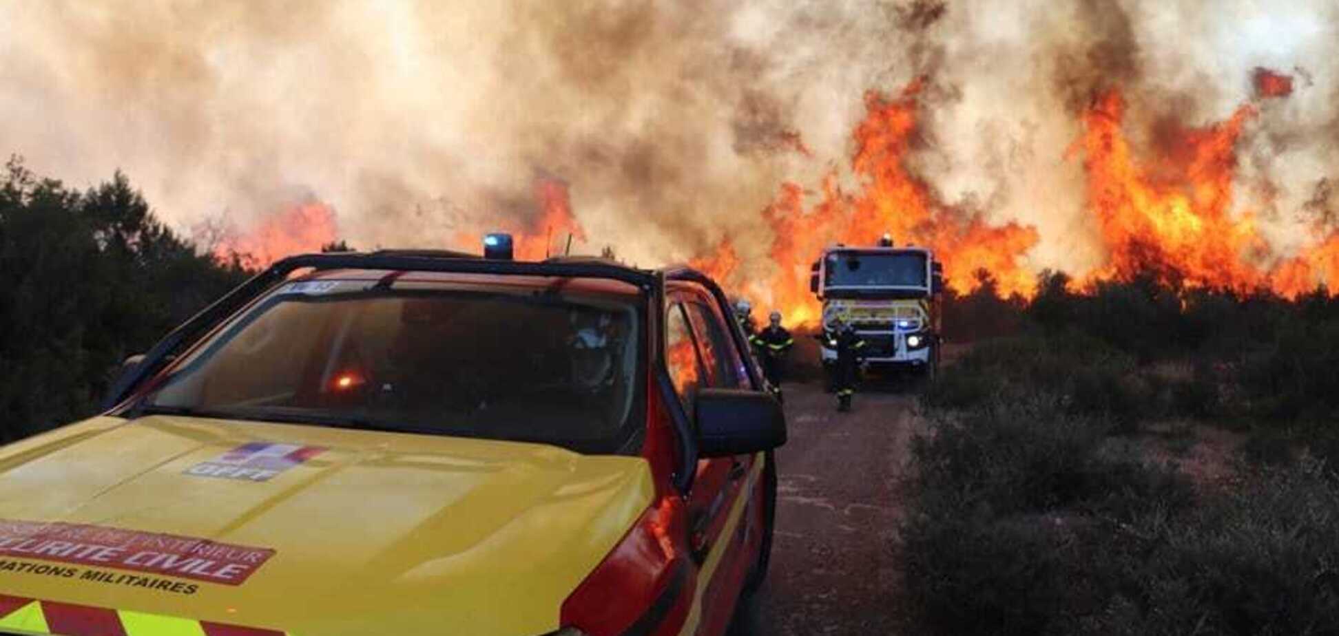 В Греции третий день бушуют мощные лесные пожары: погиб человек