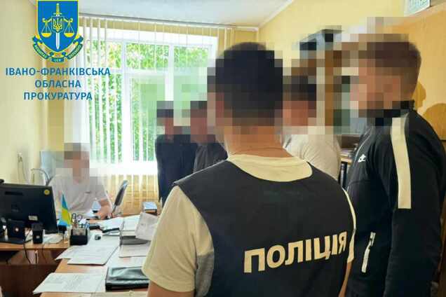 В Івано-Франківську затримали освітянина, який 'відмазував' чоловіків від мобілізації