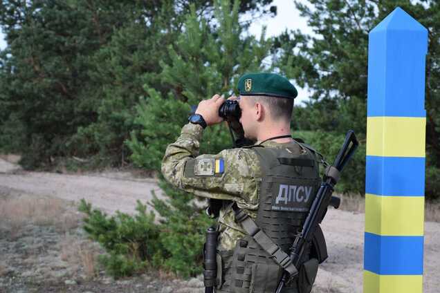 У штанях-'кікіморах' та камуфльованих футболках:  в Карпатах група 'туристів' намагалася втекти до Румунії. Фото 