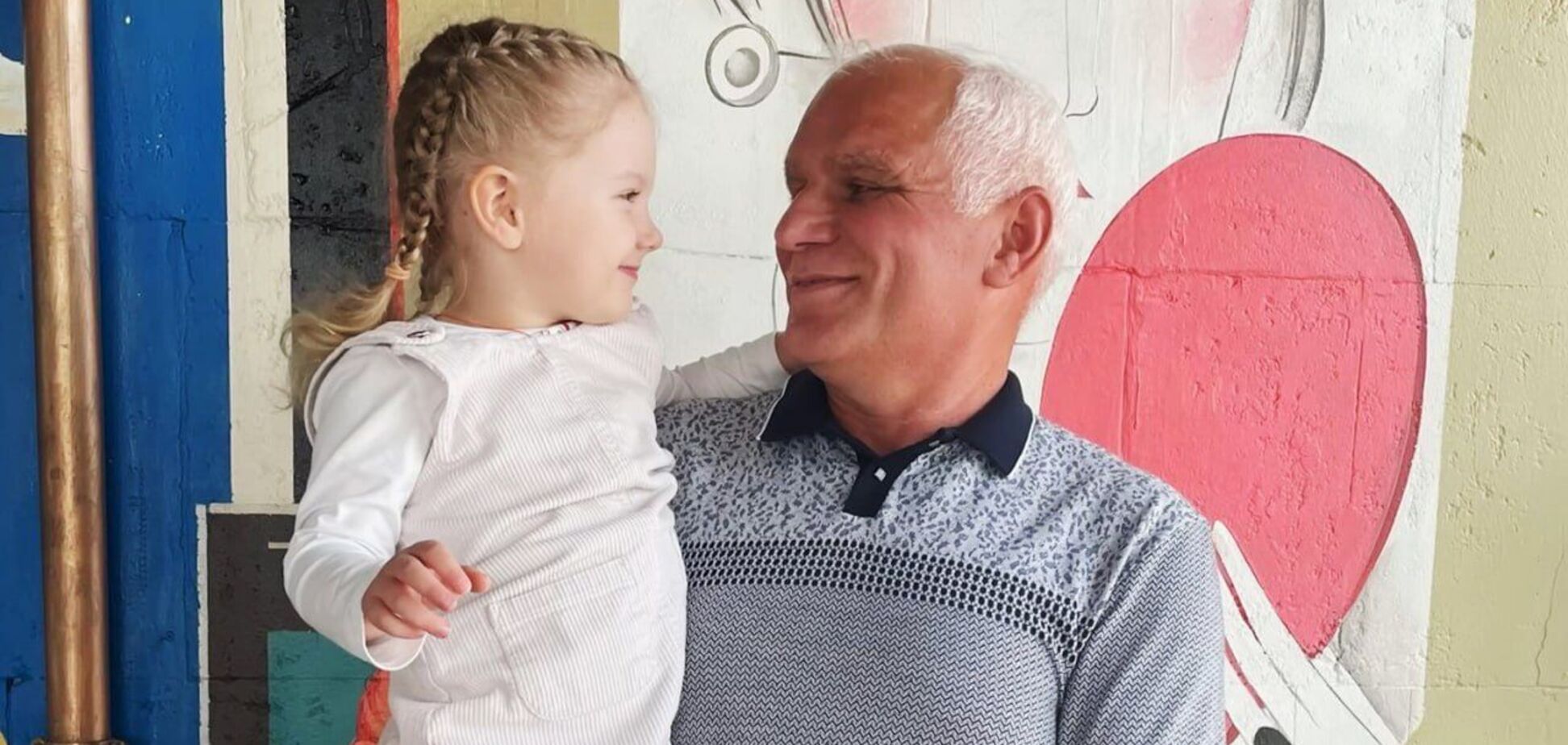 'Пока дочь оперировали, ракета убила ее дедушку': история второй жертвы удара РФ по 'Охматдету' в музее 'Голоса мирных' Фонда Рината Ахметова