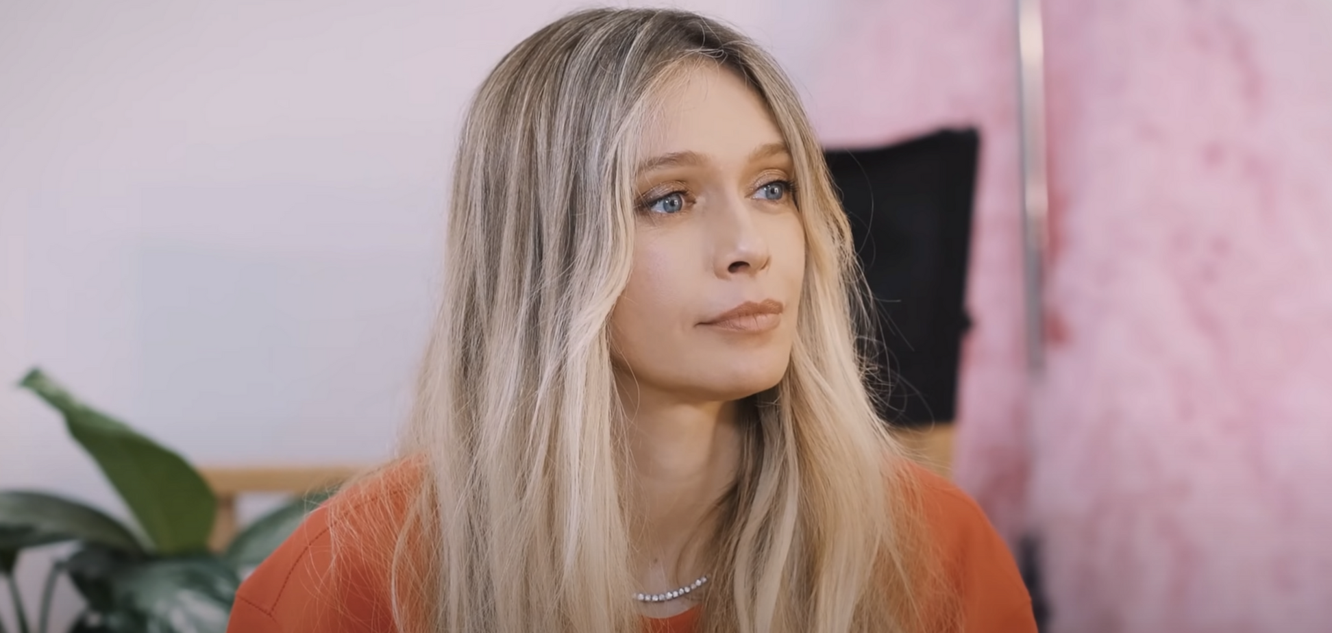 Вера Брежнева, которая 'сердцем и душой' с Украиной, дала концерт на русском языке и объяснила, почему на третий год большой войны говорит на языке оккупанта