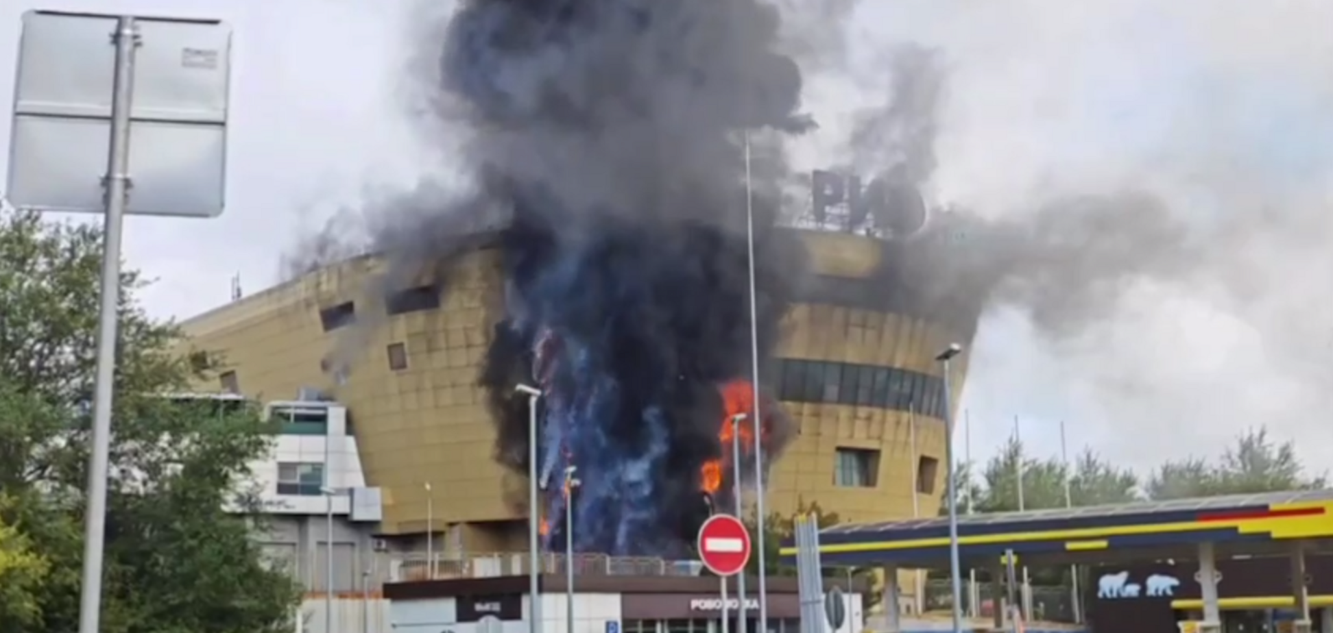 У Москві спалахнув черговий ТРЦ: гасити збираються за допомогою авіації. Відео