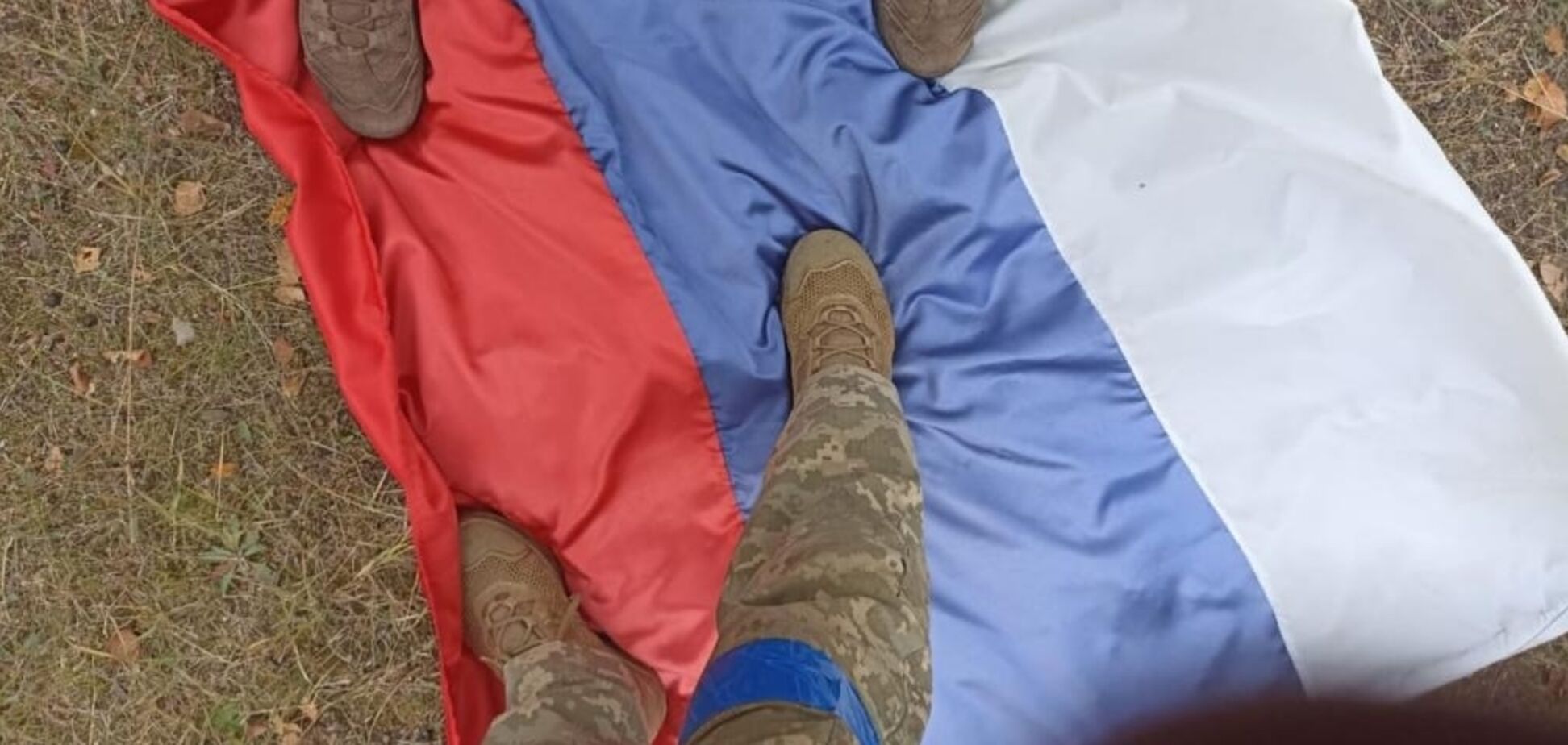 Російській триколор під ногами бійців ЗСУ