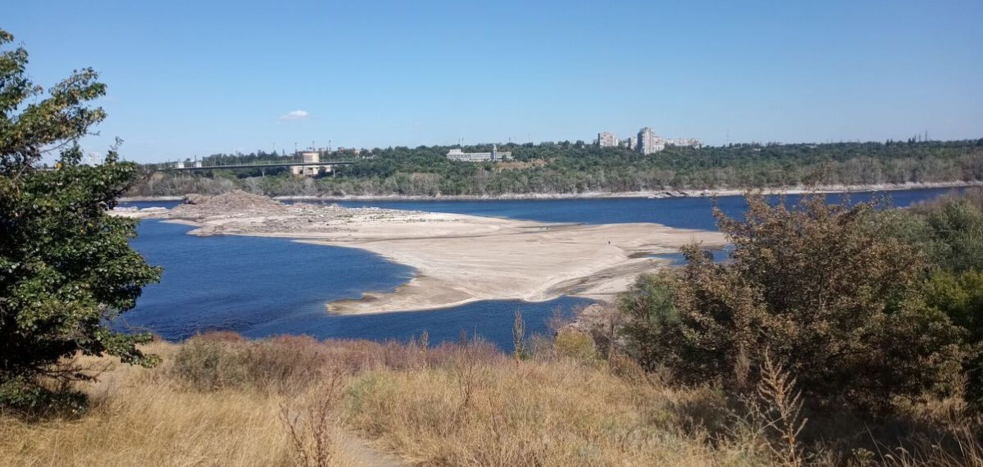 Уровень воды возле Хортицы существенно упал: появились новые острова и погибла растительность