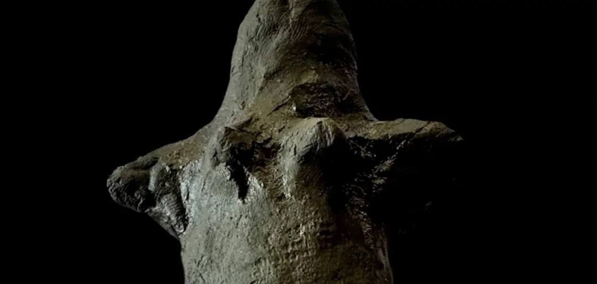 В итальянском озере нашли 3000-летнюю статуэтку богини, на которой сохранились отпечатки рук ее создателя