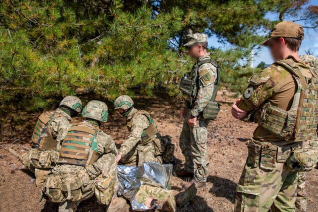 Канадские инструкторы по тактической медицине учат украинских военных спасать жизнь: фоторепортаж