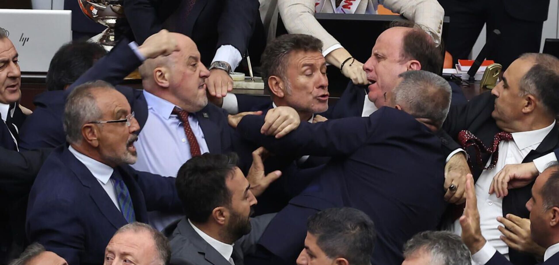 В турецком парламенте произошла потасовка, есть пострадавшие. Фото и видео