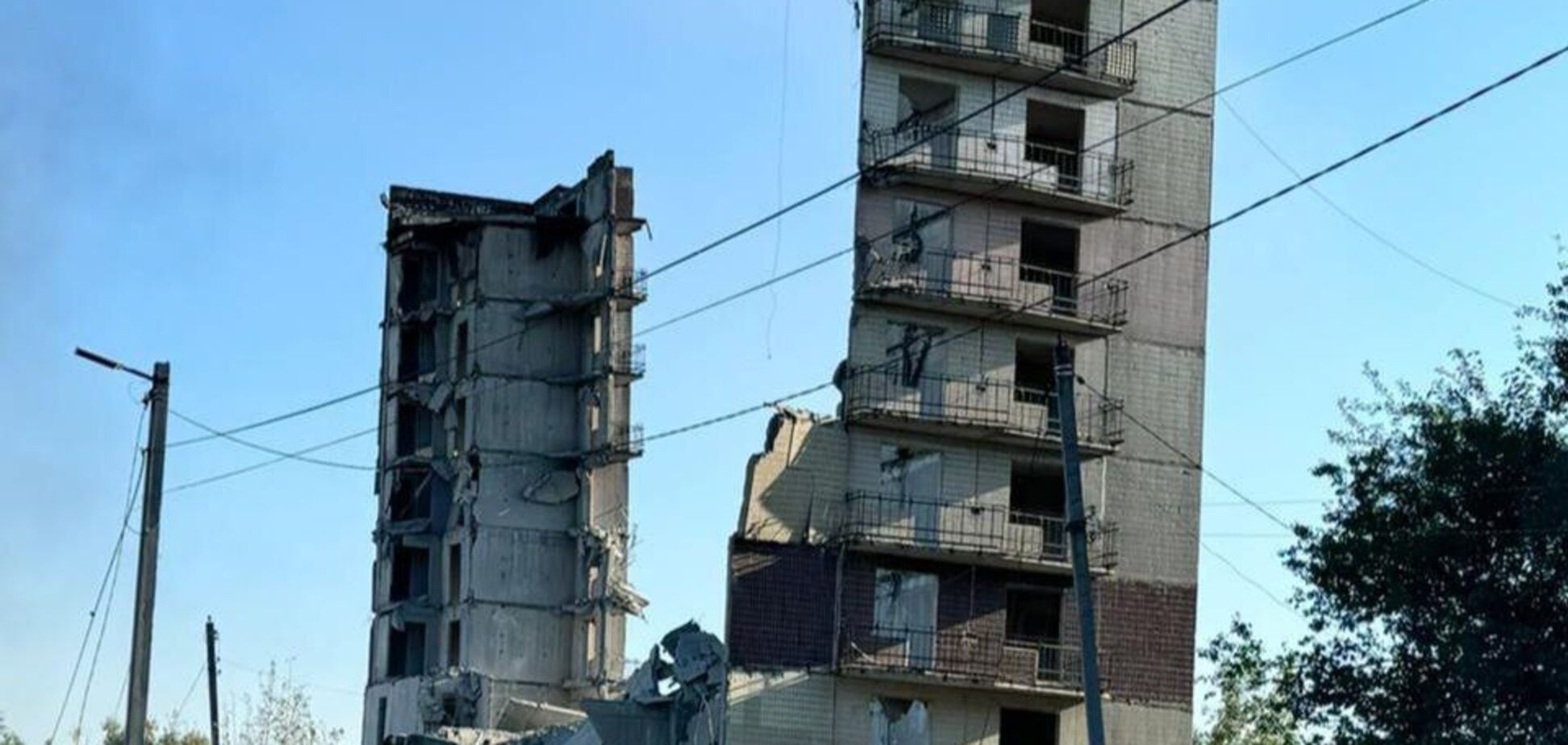 Росіяни обстріляли Мирноград на Донеччині: влучили у багатоповерхівку, є загиблий і поранені. Фото