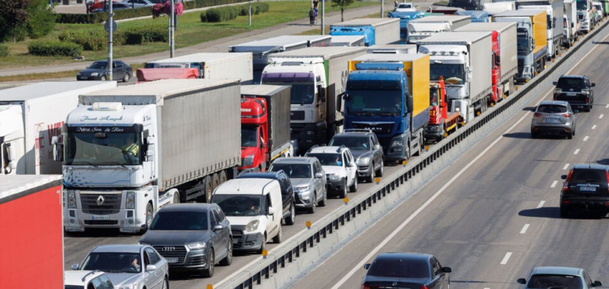 В Києві ввели обмеження для великогабаритного вантажного транспорту: що відомо