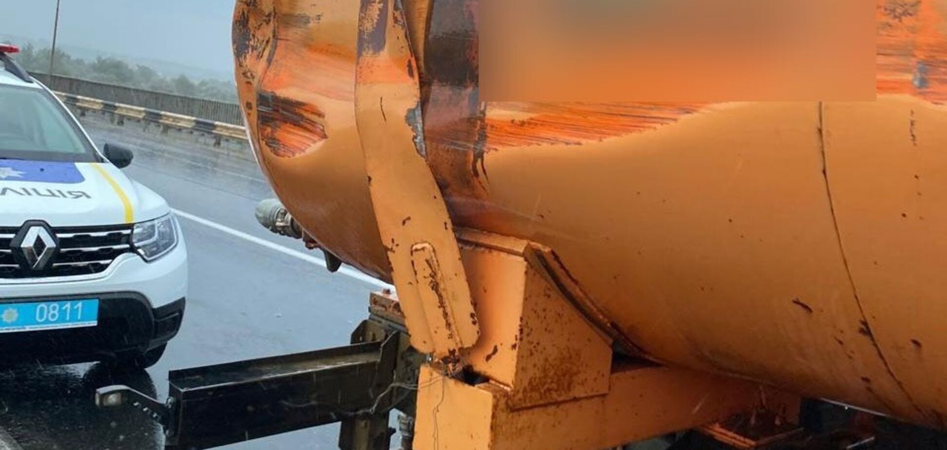 На Буковине пьяный священник устроил ДТП, напал на патрульную и пытался забрать у нее оружие. Фото