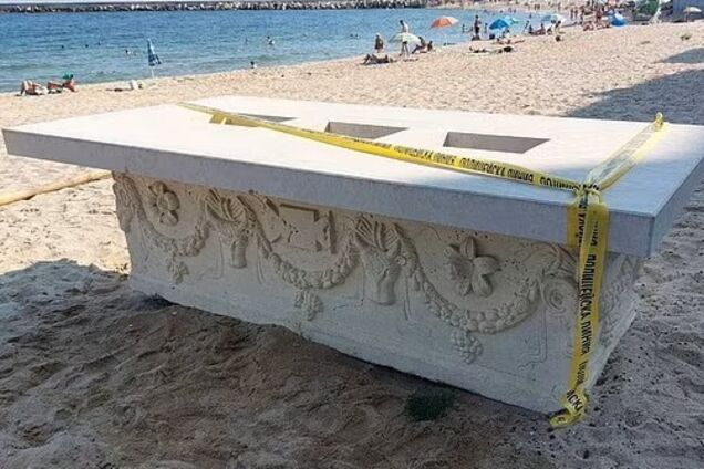 Странный столик в пляжном баре в Болгарии оказался 1700-летним римским гробом. Фото