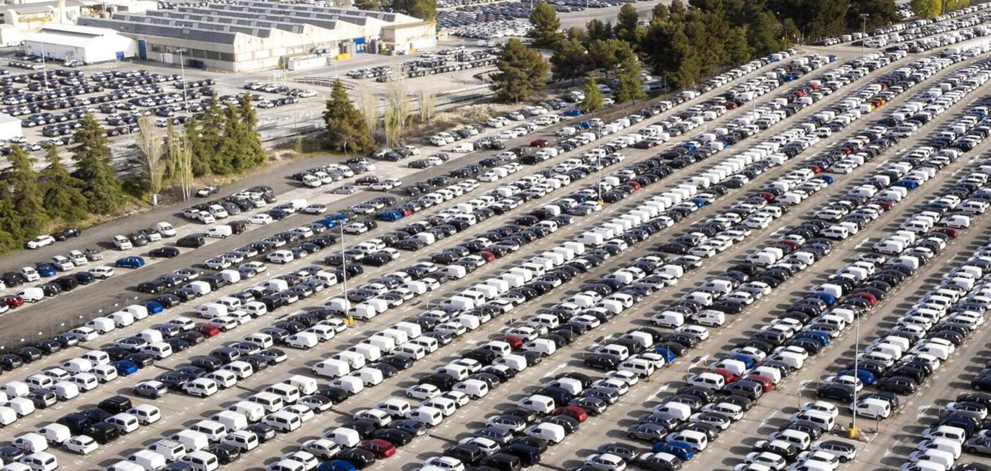 Українці дедалі активніше скуповують старі автівки з США