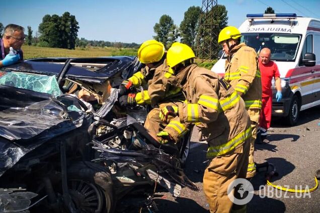 Спасатели деблокировали пострадавшего из салона авто