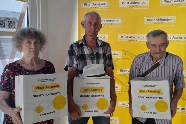 У Запоріжжя привезли допомогу для пенсіонерів-переселенців від Фонду Ріната Ахметова