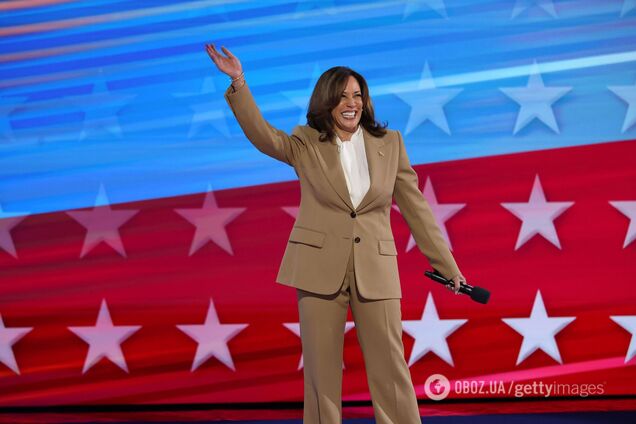 Тролінг Дональда Трампа чи сигнал світу? Чому коричневий костюм Камали Гарріс став об'єктом обговорень у мережі та до чого тут Барак Обама