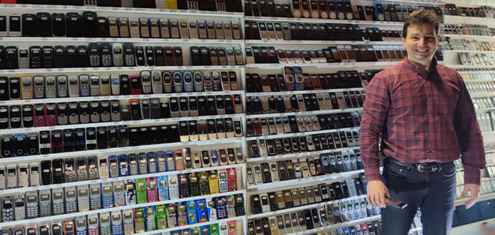 Испанец собрал коллекцию мобильных телефонов и попал в Книгу рекордов Гиннеса. Фото и видео