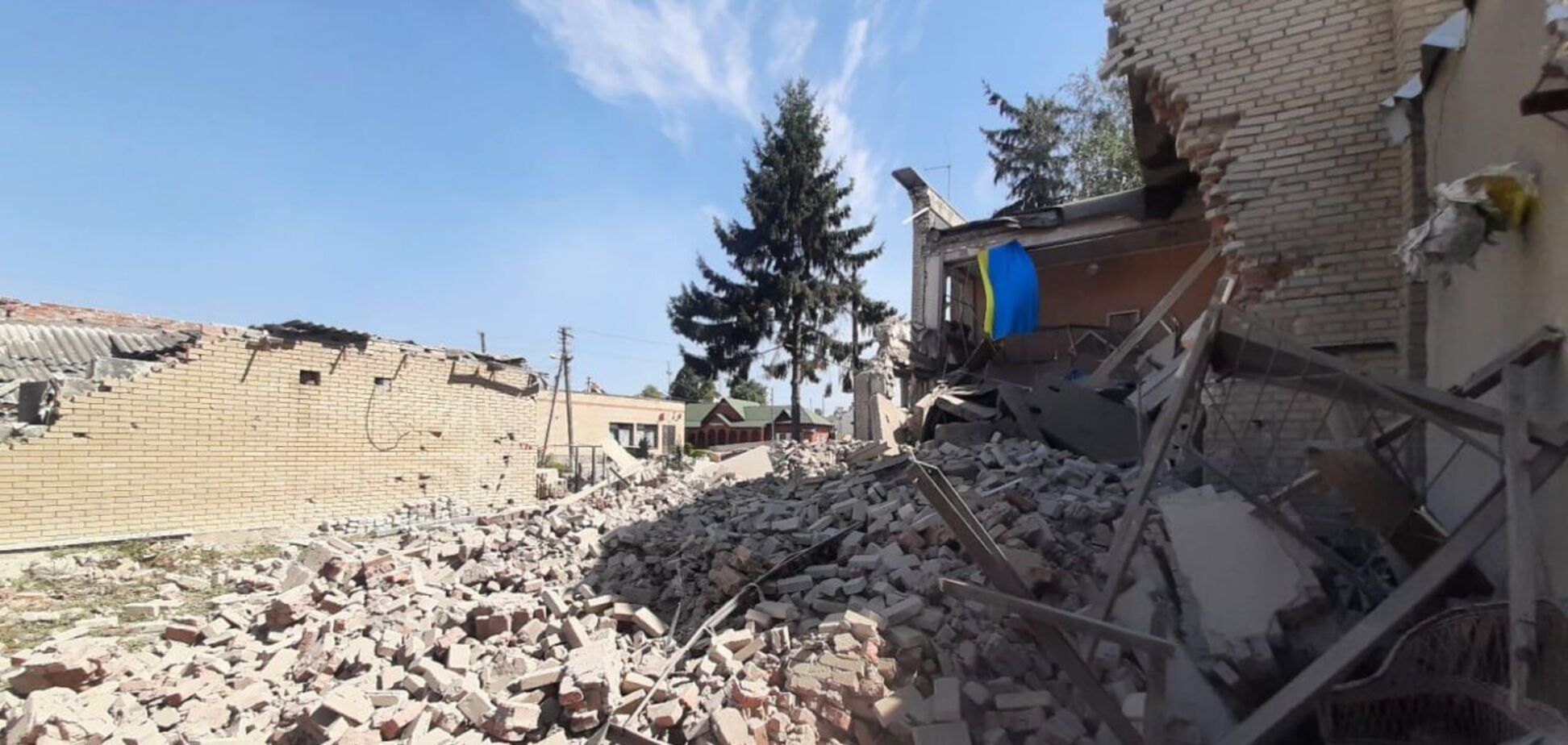 Оккупанты ударили по сельсовету в Казачьей Лопани на Харьковщине: под завалами люди. Фото