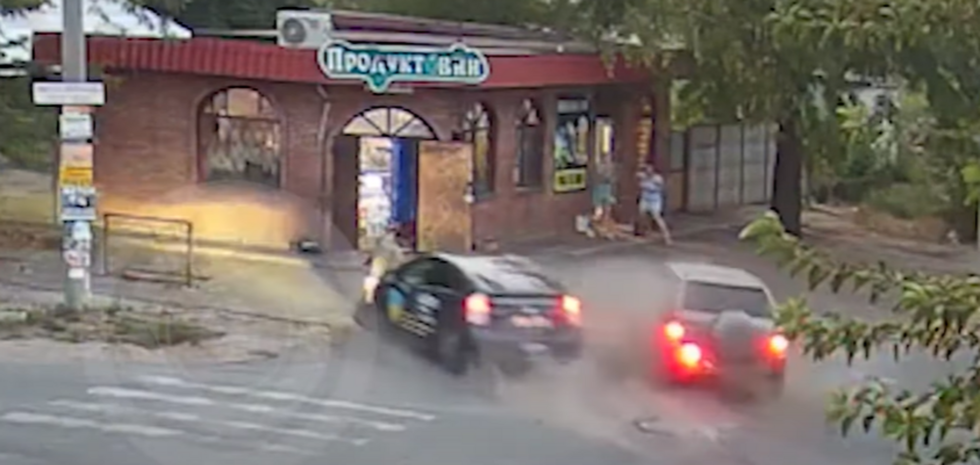 У Дніпрі таксі зіткнулося з іншою машиною, збило пішохода і влетіло в магазин: момент потрапив на відео