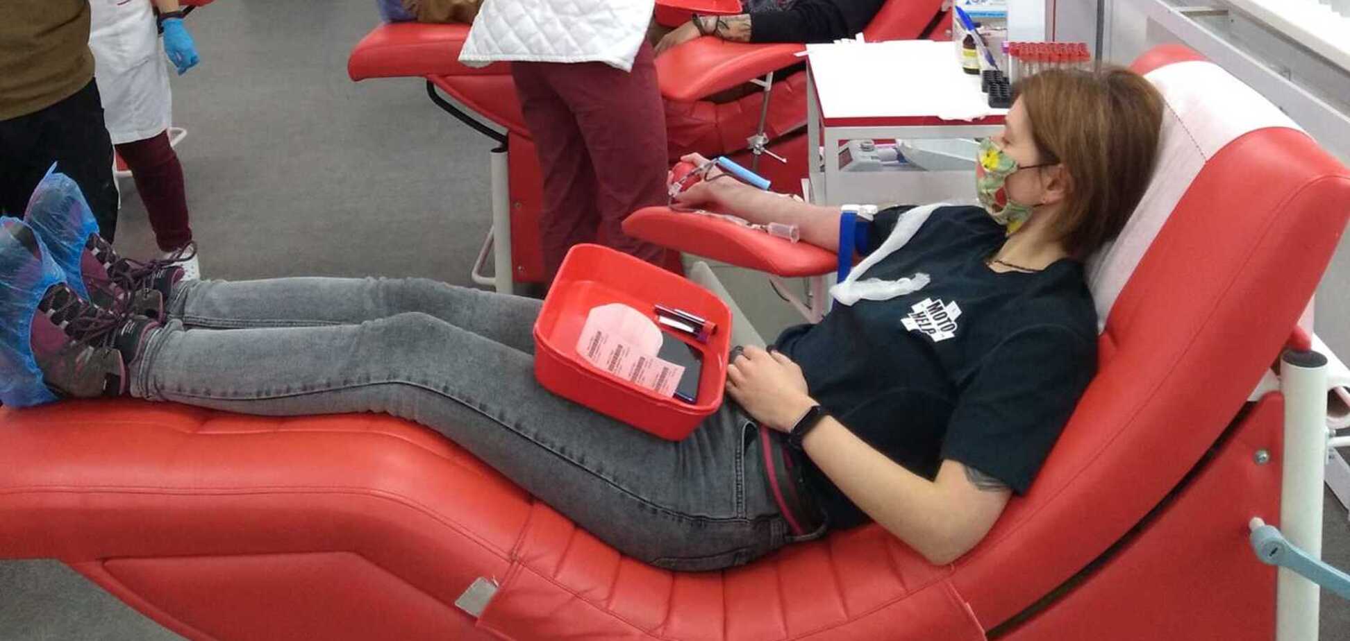 Украинцы могут сдать кровь платно или безвозмездно и получить статус Почетного донора