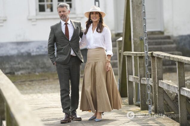 Королева Данії одягнула наймоднішу спідницю сезону, яка ідеально підходить для спекотної погоди. Фото