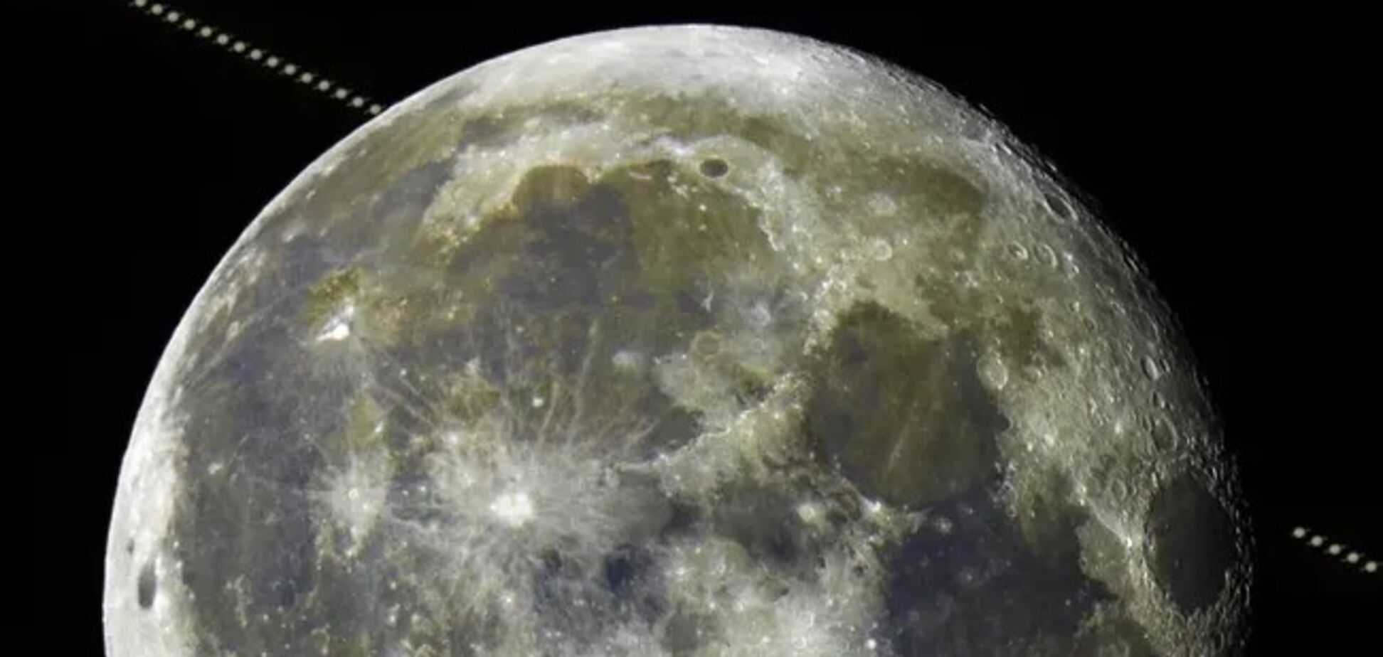 Голубая суперлуна поглотила Сатурн: астрофотограф зафиксировал невероятное зрелище