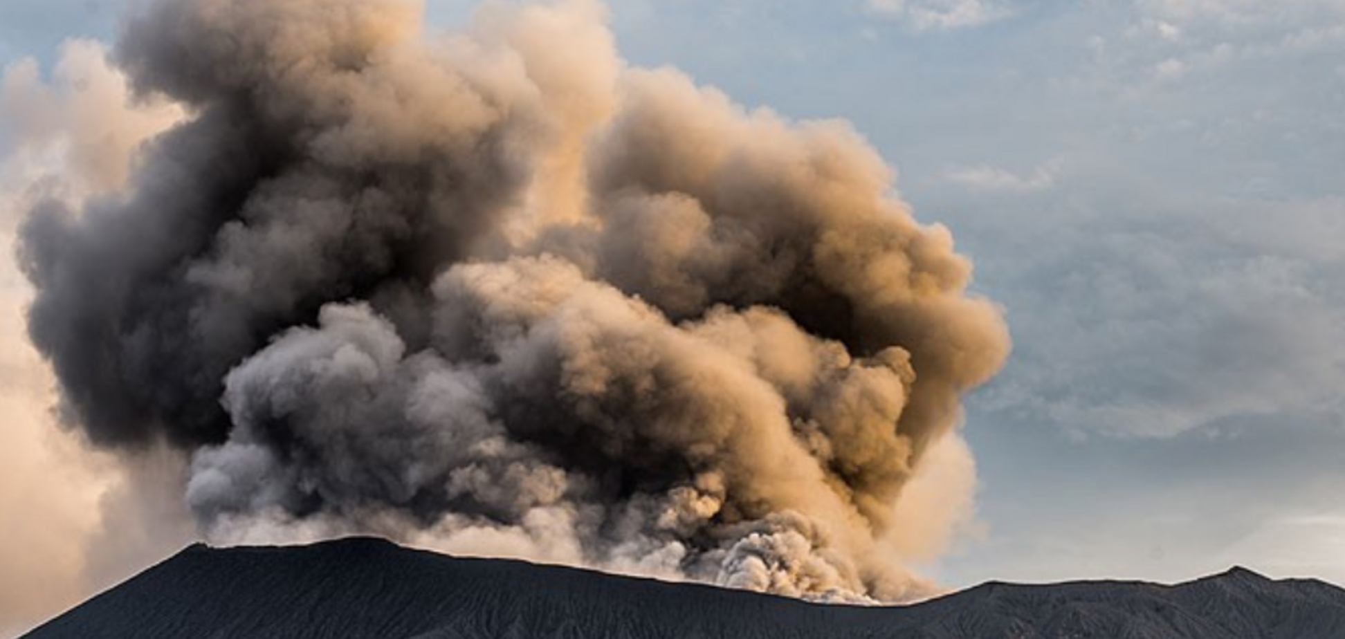 Десятки альпіністів ледь не загинули через раптове виверження вулкана в Індонезії: моторошний момент потрапив на відео