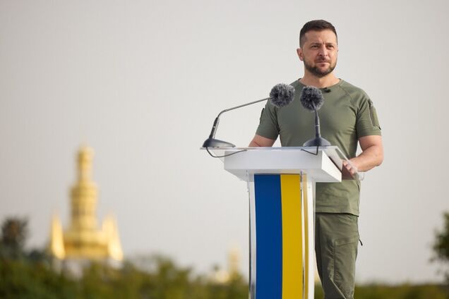 'Сине-желтый – объединяет, сине-желтый – вдохновляет': Зеленский обратился к украинцам в День флага. Видео