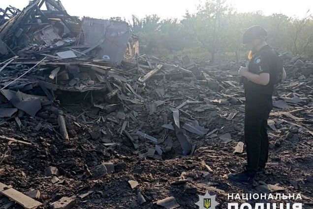 На Донетчине парамедики полиции спасли раненых супругов, выживших под завалами. Видео