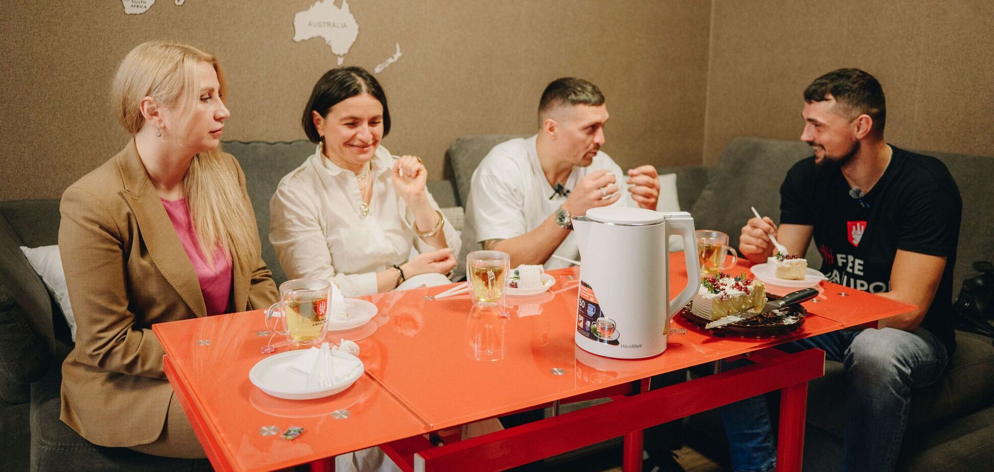 Александр Усик посетил новоселье защитника Мариуполя. Фото